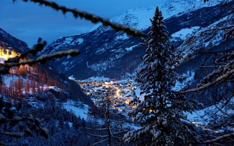 瑞士，阿尔卑斯山，高山，冬天，雪地，夜晚，树木，房屋，晚上的壁纸