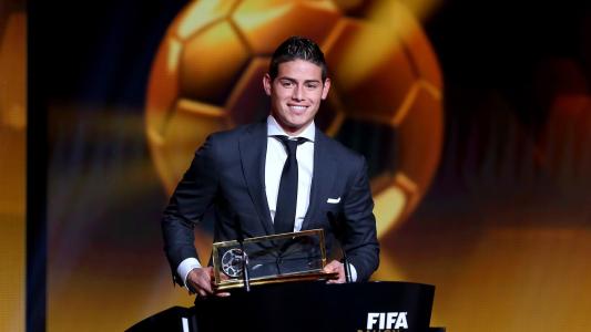 哥伦比亚国际足联普斯卡什奖得主詹姆斯·罗德里格斯和皇家马德里接受他的奖壁纸