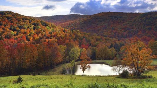 湖在秋天的山谷壁纸