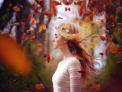 秋天的金发女孩，树叶飞舞，风壁纸