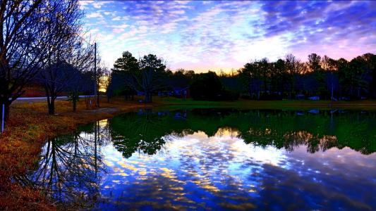 黎明由湖壁纸反射