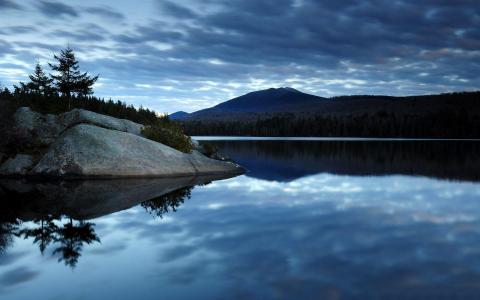日落壁纸后的平静湖