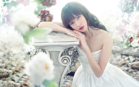 白色礼服亚洲女孩，红色的嘴唇，姿势，鲜花壁纸