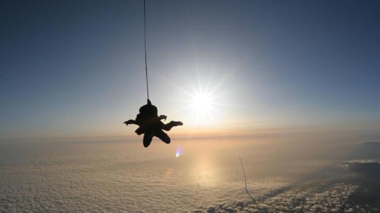 Skydiving  -  Duo Clouds高清壁纸