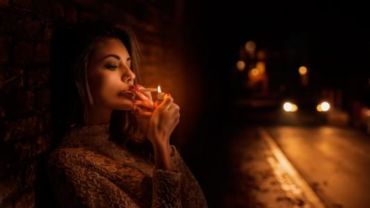 香烟，女孩，晚上壁纸