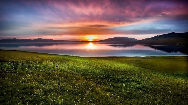 赛里木湖日出风景图片