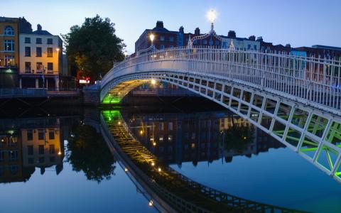 半便士桥梁和利菲河在晚上都柏林爱尔兰壁纸