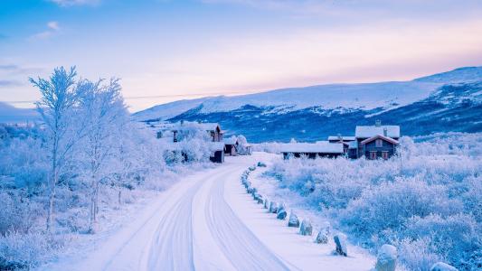 冬天，雪，路，山，房子，风景壁纸