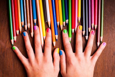 手，五颜六色，铅笔，被绘的钉子墙纸