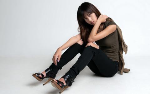 时尚韩国女孩，坐在地板壁纸上