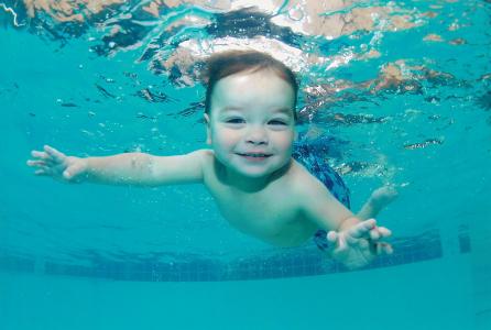 可爱的小小孩在水中照片壁纸游泳