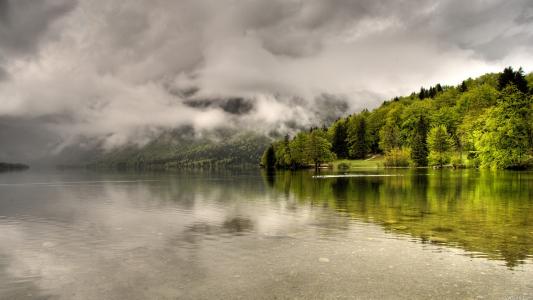 湖倒影景观云雾雾树森林高清壁纸