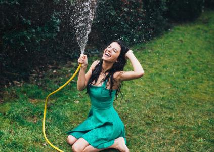 Aurela Skandaj，女性，微笑，快乐，喷雾，跪坐，长头发，湿，绿色连衣裙，草壁纸