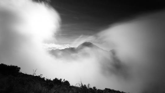 Mountain Clouds Timelapse BW高清壁纸