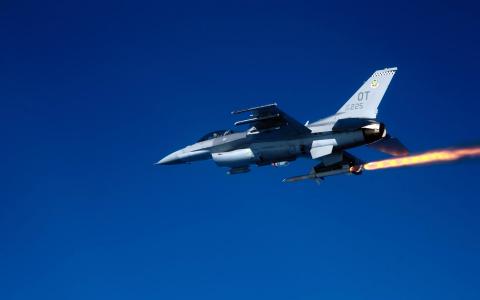 F 16C战斗猎鹰射击AGM 88导弹高清壁纸
