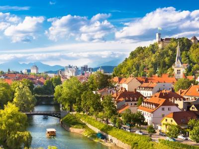 斯洛文尼亚美丽的卢布尔雅那城市，房子，河流，树木，山峦，云彩壁纸