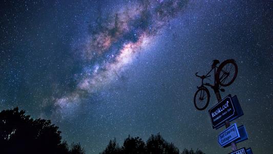 星系银河系夜间自行车高清壁纸