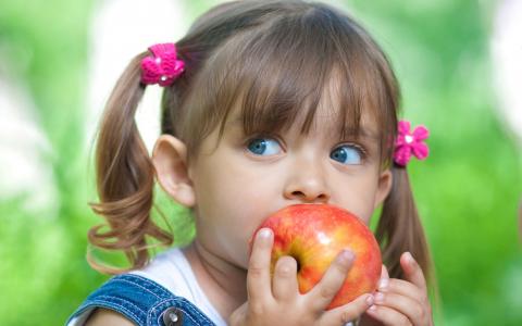 可爱的小女孩吃苹果壁纸