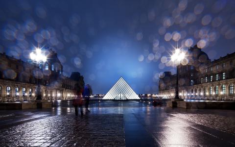 卢浮宫卢浮宫金字塔建筑巴黎夜光散焦湿雨高清壁纸