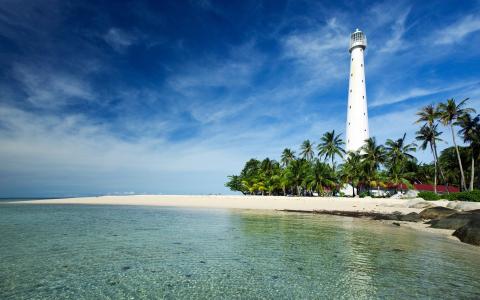 印度尼西亚勿里洞岛，爪哇海，灯塔，海岸，棕榈树的壁纸