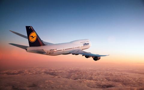 波音747飞机在黄昏壁纸
