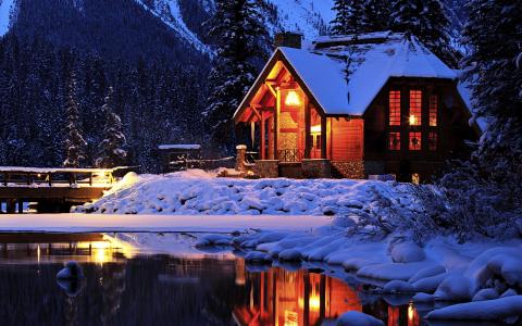 冬天，舒适的山间小屋，翡翠湖，幽鹤国家公园，加拿大壁纸