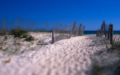 倾斜移位海滩沙篱笆高清壁纸