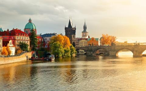 布拉格，查理大桥，伏尔塔瓦河，水，船，房屋，秋季壁纸