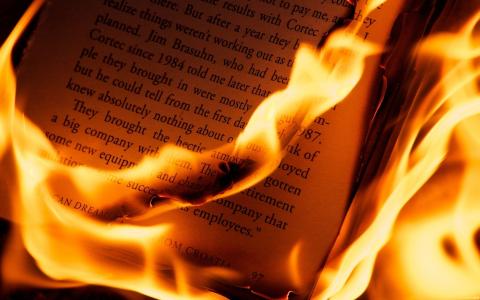 燃烧的书籍壁纸