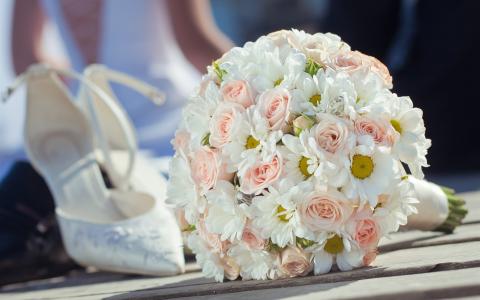 婚礼鲜花，花束，粉红玫瑰和白雏菊，鞋壁纸