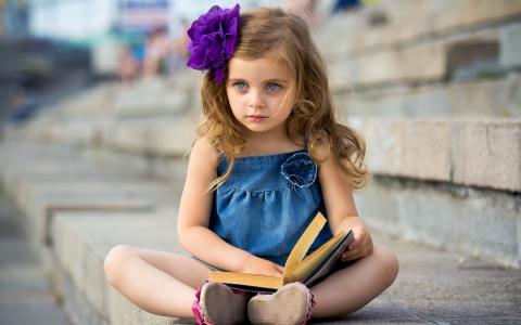 可爱的小女孩读书壁纸
