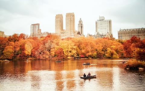 纽约市，曼哈顿，中央公园，秋天，小船，建筑物壁纸