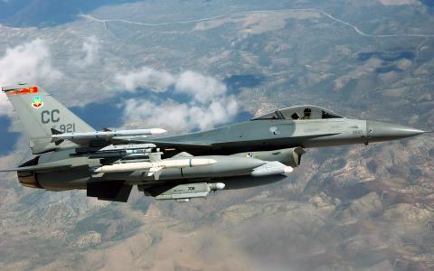 F 16C战斗猎鹰大炮空军基地壁纸