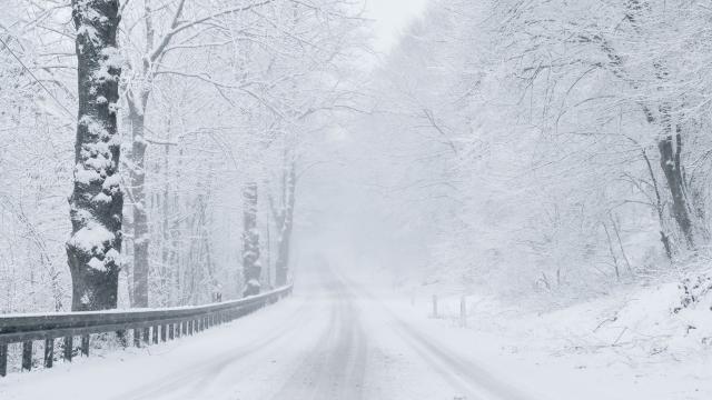 冬季雪天道路风景壁纸