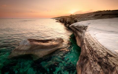 塞浦路斯美丽的风景，海，海岸，橙色的天空，黄昏日落壁纸