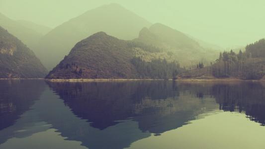宁静的山湖泊壁纸