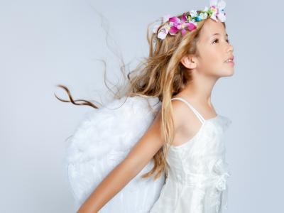 长发女孩，花圈，白色礼服，像天使壁纸