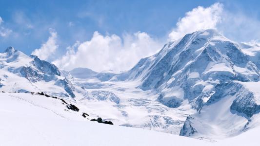 冬季雪山，厚厚的积雪，白色的世界壁纸