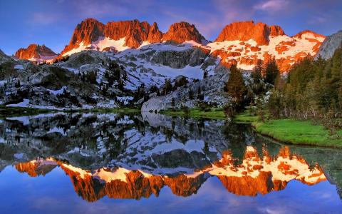 Ediza湖，美国加利福尼亚州安塞尔·亚当斯荒野山脉，水中的倒影壁纸