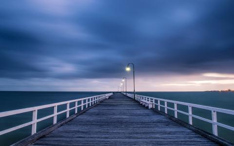 澳大利亚景观，木桥，夜间灯光，蓝色的大海和天空壁纸