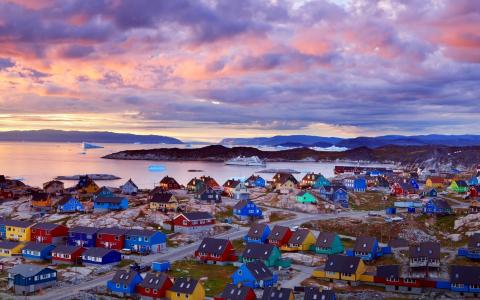 格陵兰岛海岸，色彩缤纷的房子，山，云，黄昏壁纸