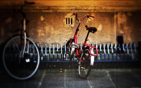 自行车停车壁纸上的红色自行车