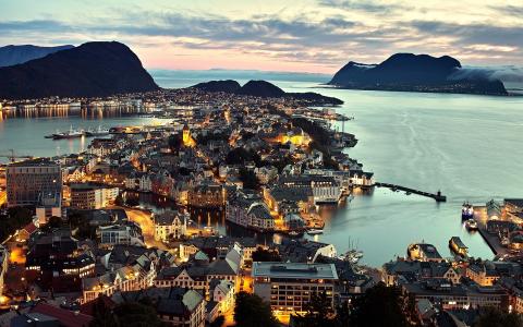 挪威奥勒松市，夜景，灯光，海，房屋壁纸