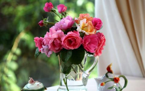 在花瓶里的玫瑰花束壁纸