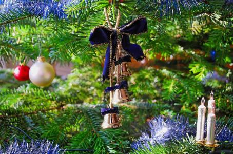 树，新的一年，圣诞节，玩具，装饰品，钟声，丝带，特写镜头壁纸