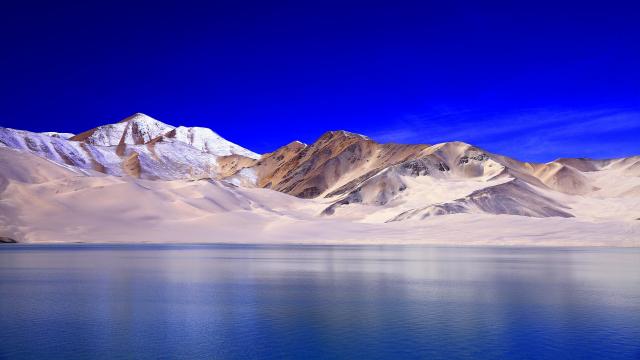 新疆布伦口白沙湖图片