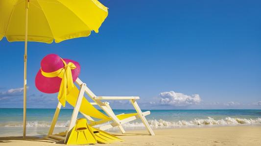 黄色沙滩椅和雨伞壁纸