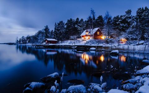 斯德哥尔摩，瑞典，冬季景观的雪，房屋，湖，伍兹，蓝色风格壁纸