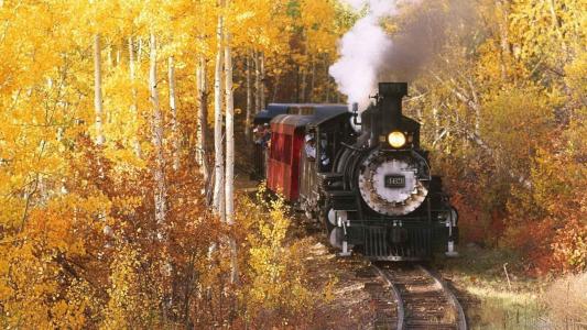 在秋天壁纸山谷的蒸汽火车