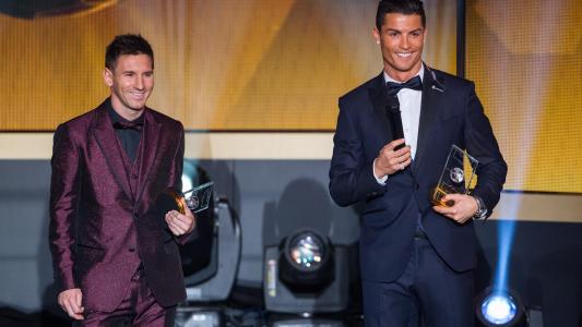 莱昂内尔·梅西和克里斯蒂亚诺·罗纳尔多在FIFA Ballon d'Or Gala 2014壁纸中微笑